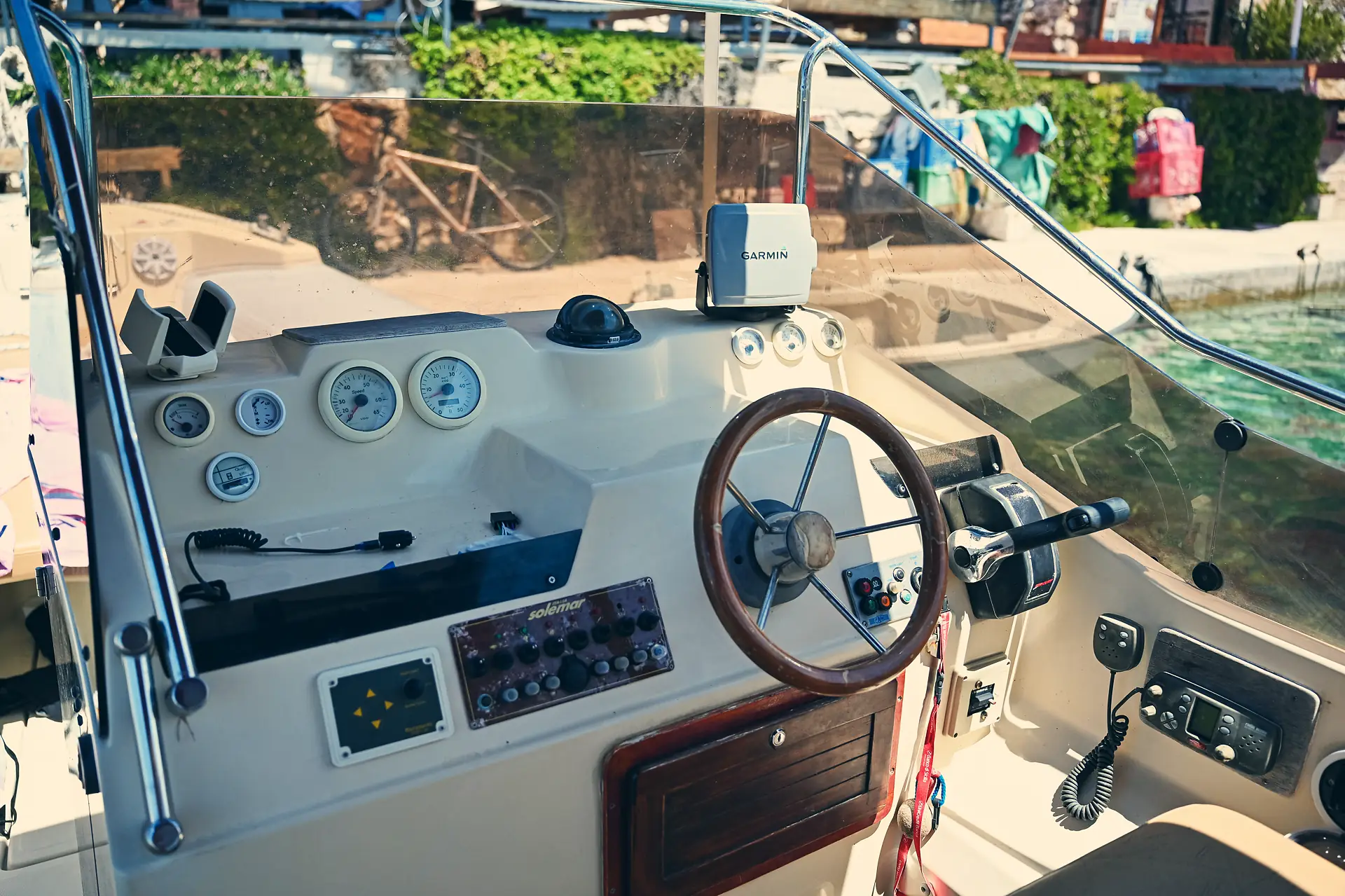 Einheimischer Skipper am Holzsteuer des ADV-Yachting-Speedboots